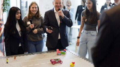 Olaf Scholz an einem Stand beim Girls'Day-Auftakt 2024